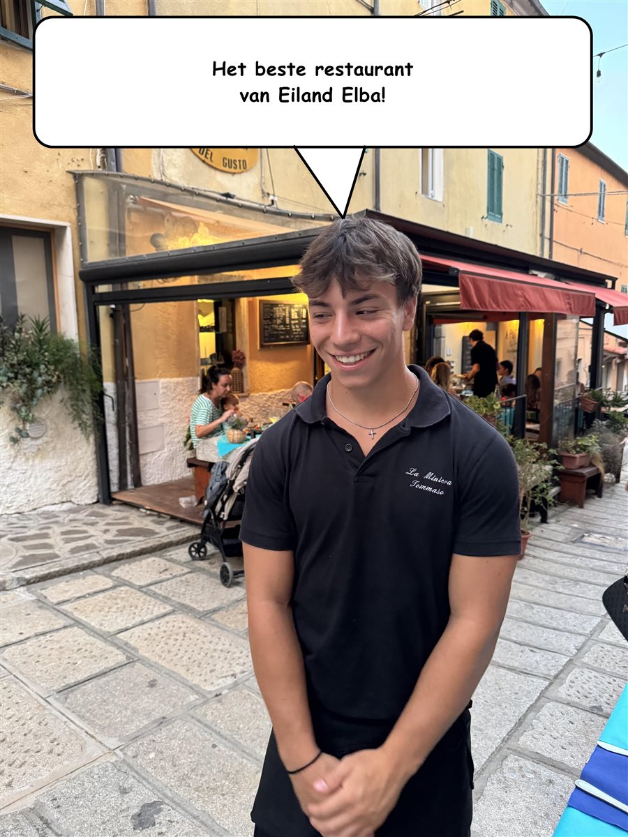 Tommaso, van het team van La Miniera del Gusto, voor het uithangbord van het restaurant